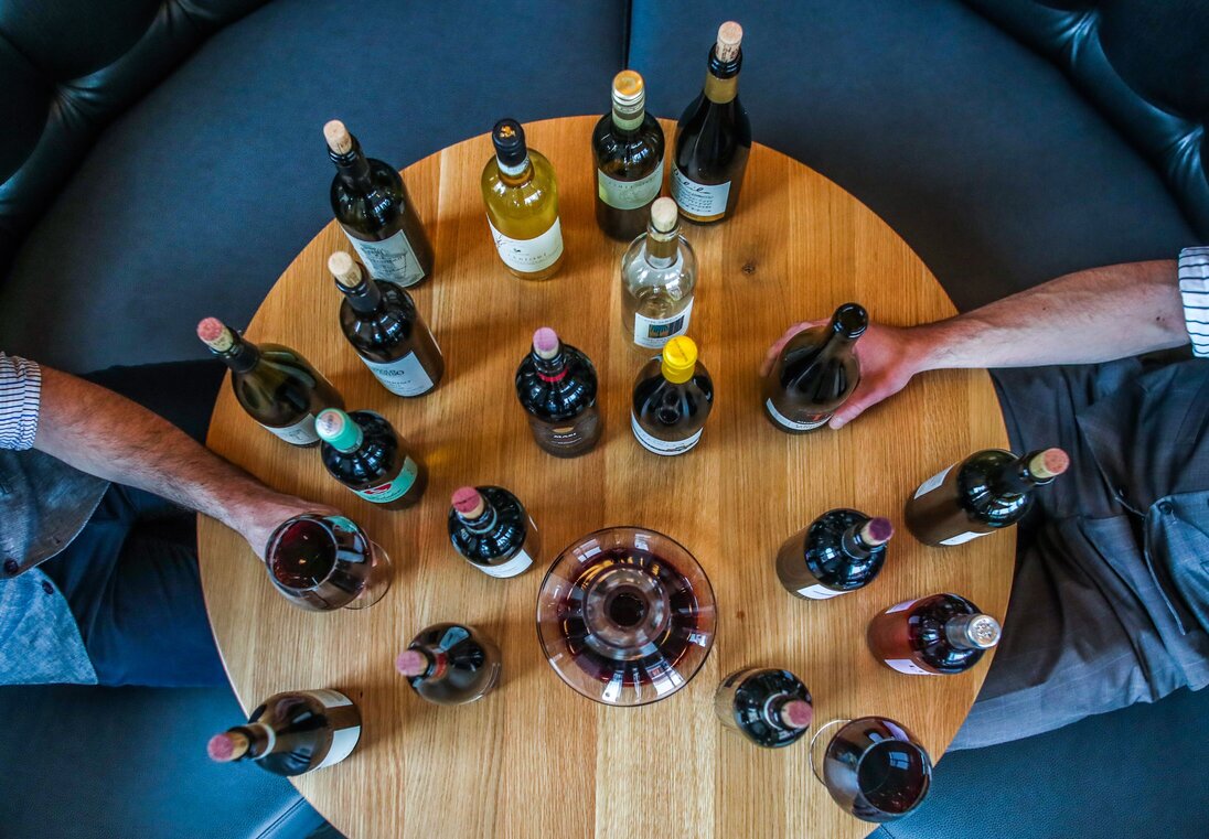 Mesa com garrafas de vinho