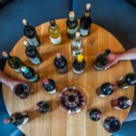 Mesa com garrafas de vinho