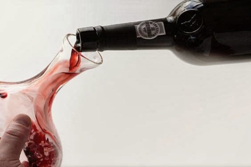 Foto: http://estadoliquido-garrafeira.blogspot.com/2014/02/como-decantar-vinho-do-porto.html
